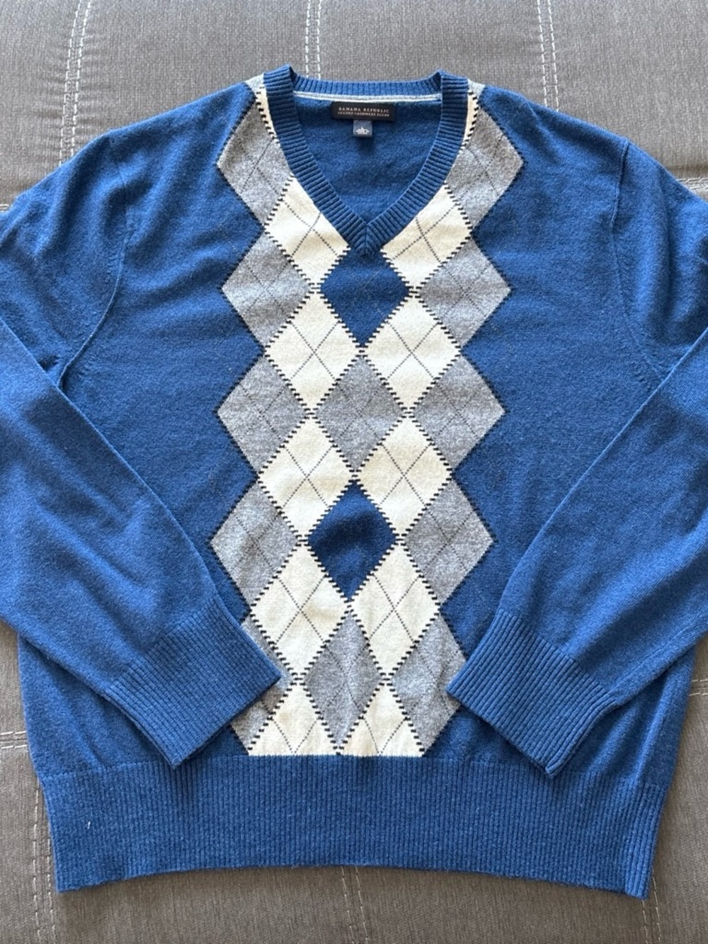 Banana Republic Blue Argyle wool Cashmere-Blend V-Neck Sweater. L